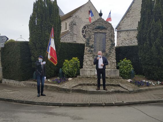 Le porte drapeau et le maire devant la monument aux morts