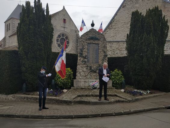 Le maire fait son discours devant le monument aux morts
