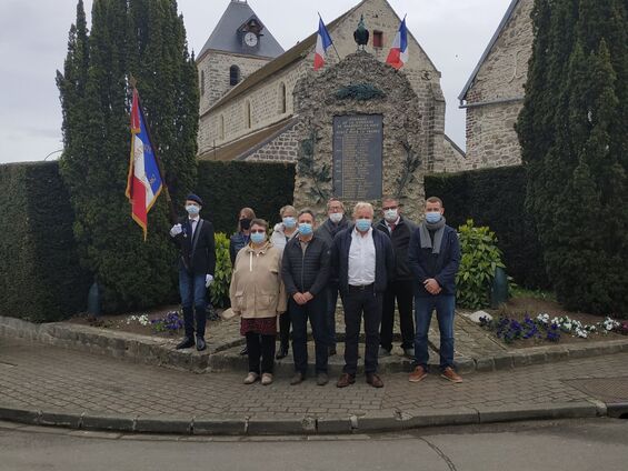 Le conseil municipal devant le monuments aux morts