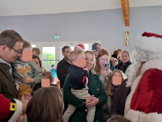 les enfants vont voir le Père Noël