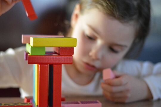 Petite fille  jouant à un jeu de construction