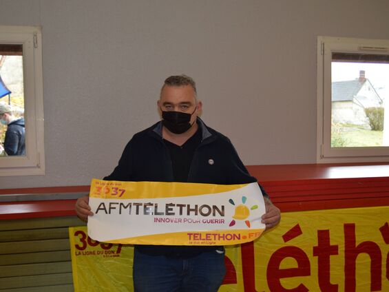 Un donateur tient la banderole téléthon