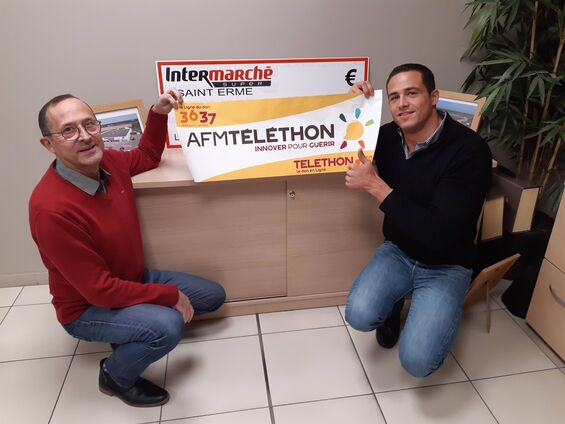 Les donateurs tiennent la banderole accroupi.