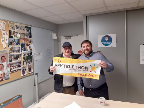 2 donateurs tiennent la banderole téléthon