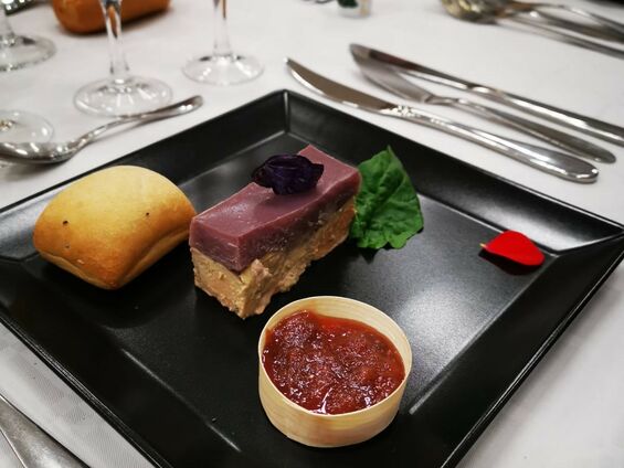 Foie gras de canard à la sangria et confit de rhubarbe