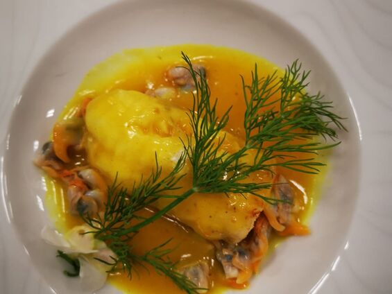 Lotte braisée sauce curcuma aux coques