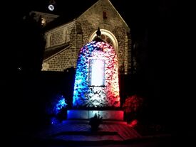 Monument aux morts avec éclairage bleu blanc rouge
